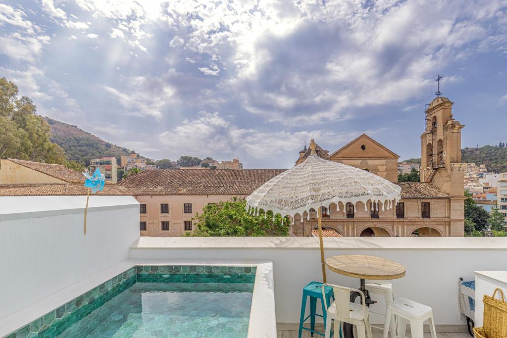 desde la azotea de un edificio con piscina en Petite Maison Victoria by Caleta Homes en Málaga