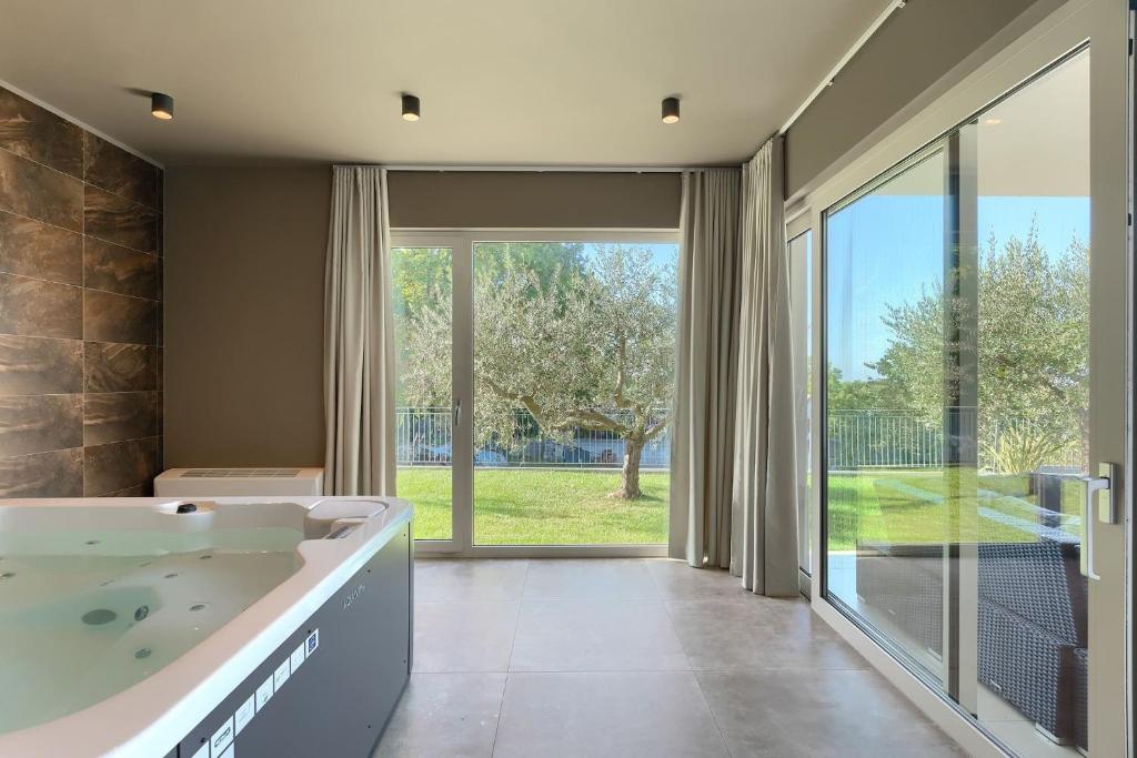Fotografie z fotogalerie ubytování Modern villa Grgo with pool and jacuzzi in Tinjan v destinaci Tinjan