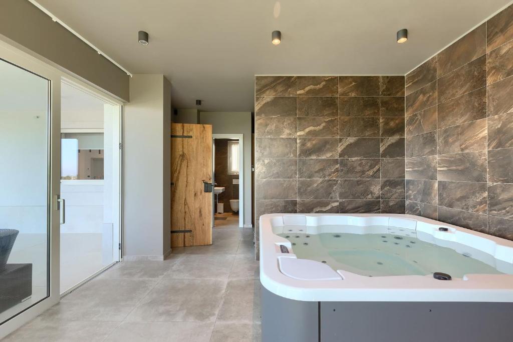 Koupelna v ubytování Modern villa Grgo with pool and jacuzzi in Tinjan