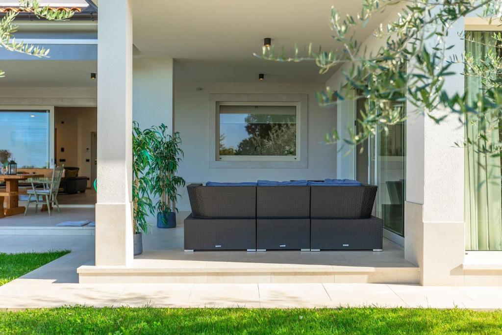 Posezení v ubytování Modern villa Grgo with pool and jacuzzi in Tinjan
