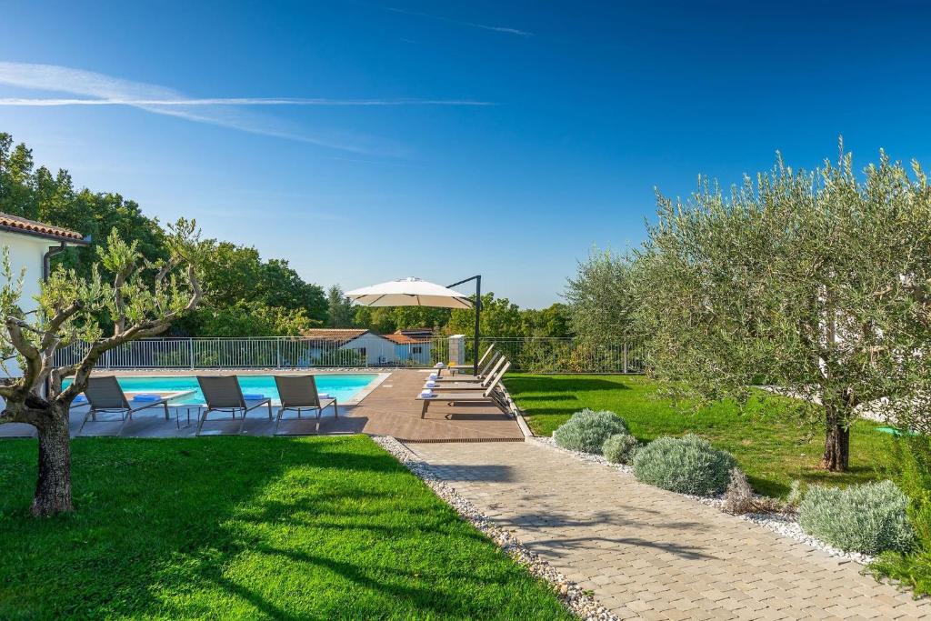 Bazén v ubytování Modern villa Grgo with pool and jacuzzi in Tinjan nebo v jeho okolí