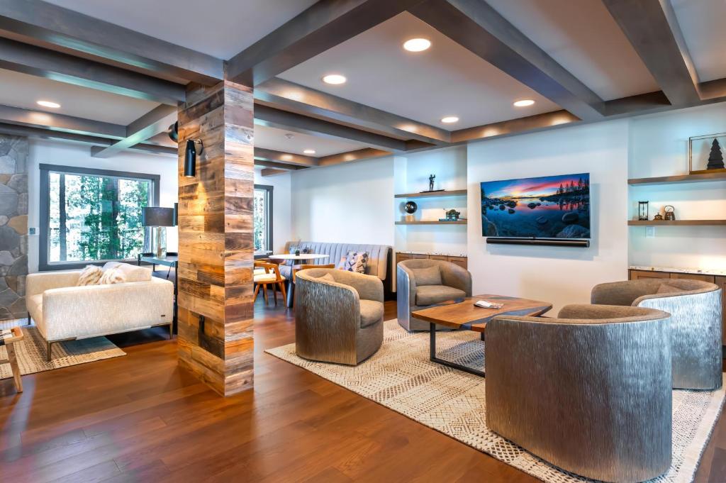 a living room with couches and a table at The Incline Lodge in Incline Village