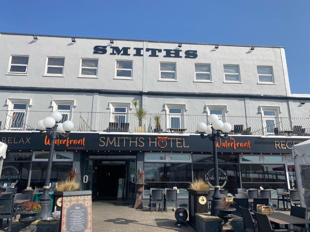 ウェストン・スーパー・メアにあるSmiths Hotelのスミスホテルの看板のある建物