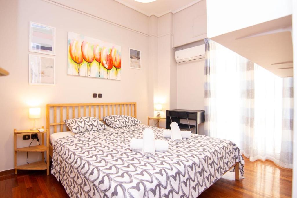 una camera da letto con un letto e un dipinto sul muro di 2 level penthouse with 2 huge terraces ad Atene