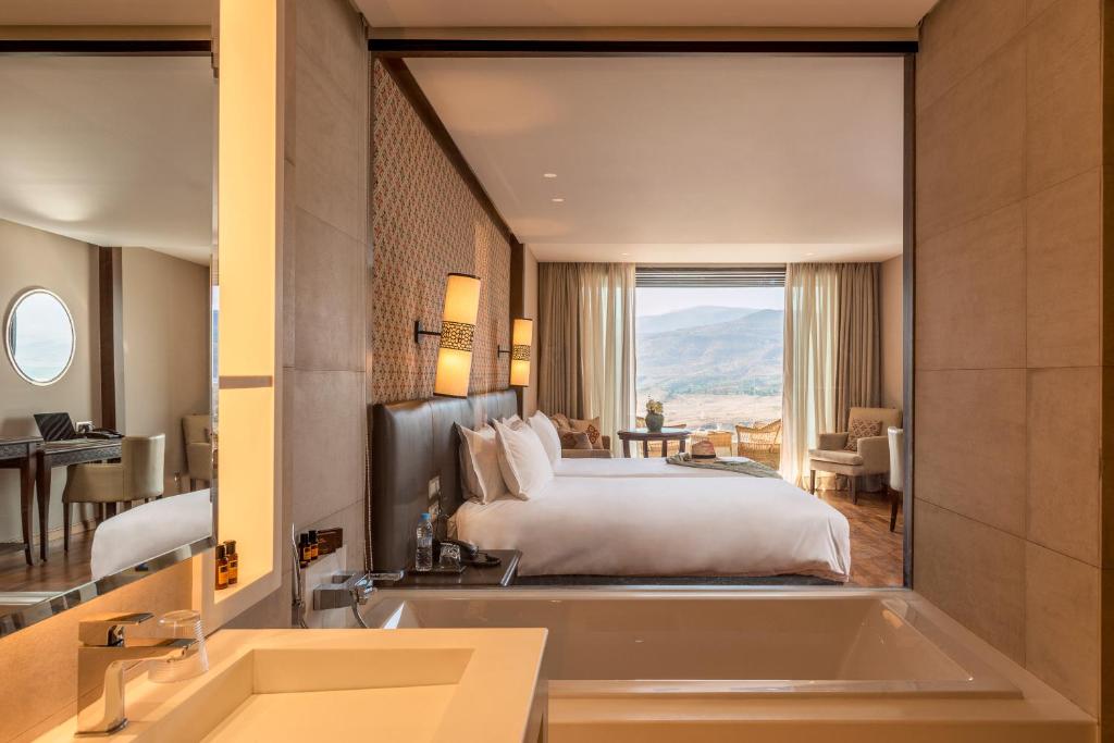 Een bed of bedden in een kamer bij Widiane Resort