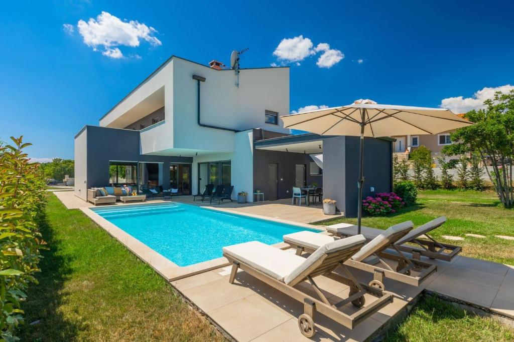 Ngoại thất villa có hồ bơi riêng được trình bày rõ khi bán trên OTA