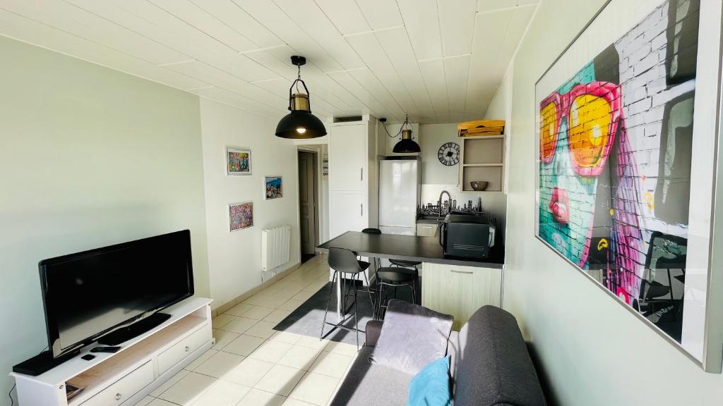 TV a/nebo společenská místnost v ubytování Côté Sud - Vue mer Stella-Plage