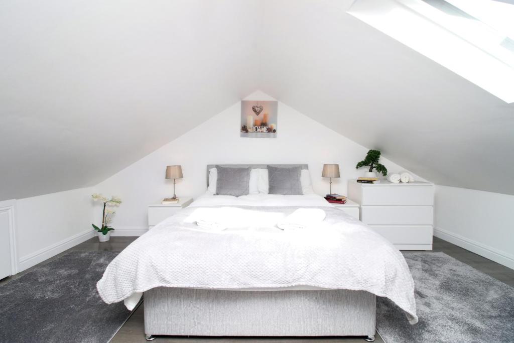 1 dormitorio blanco con cama blanca y muebles blancos en Cardiff Private Double Room with Shared Bathroom Wi-Fi And Free On-Street Parking, en Cardiff