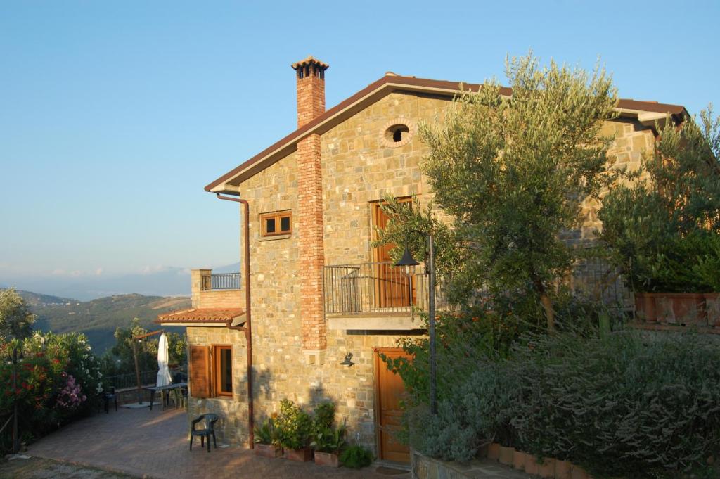 ceglany dom z balkonem na boku w obiekcie Agriturismo La Mancosa w mieście Pollica
