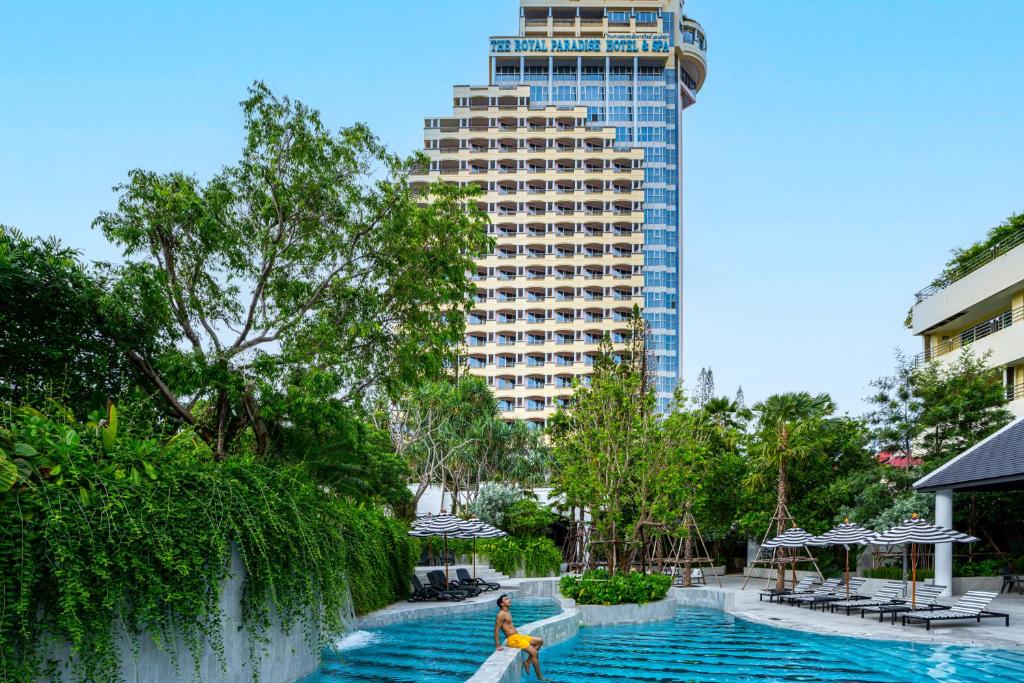 Bazén v ubytování The Royal Paradise Hotel & Spa - SHA Extra Plus nebo v jeho okolí