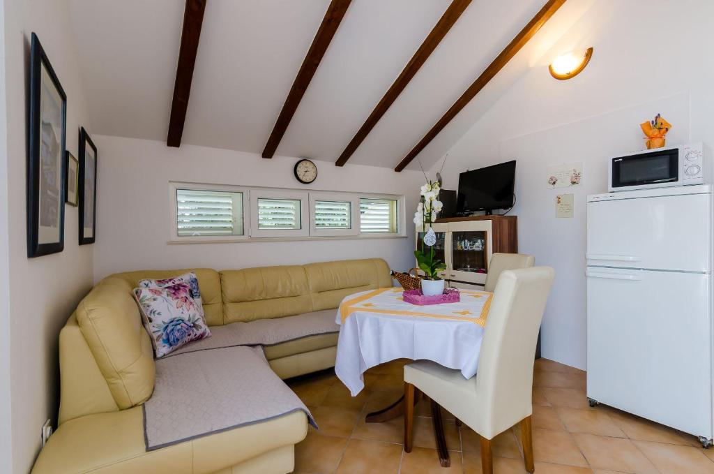 Televízia a/alebo spoločenská miestnosť v ubytovaní Apartment Marina View