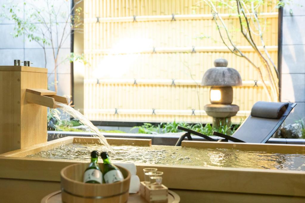 uma cozinha com um lavatório e uma fonte de água em 奈良旅館別館 Sweet 螢 源 em Nara