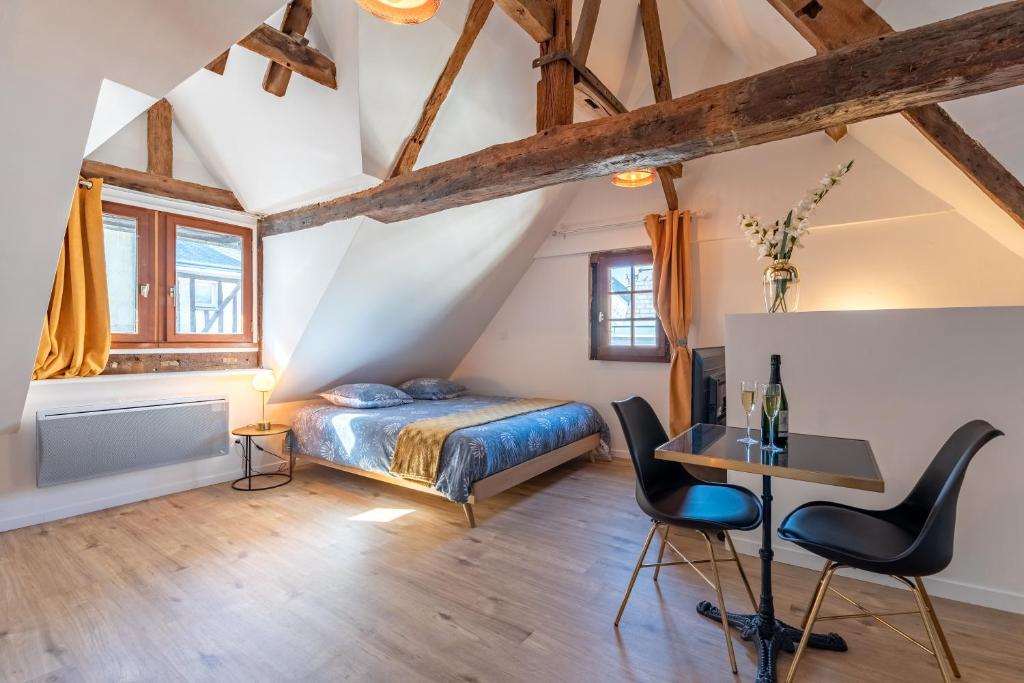 Een bed of bedden in een kamer bij Centre-ville le nid d&#39;amour jacuzzi appartement