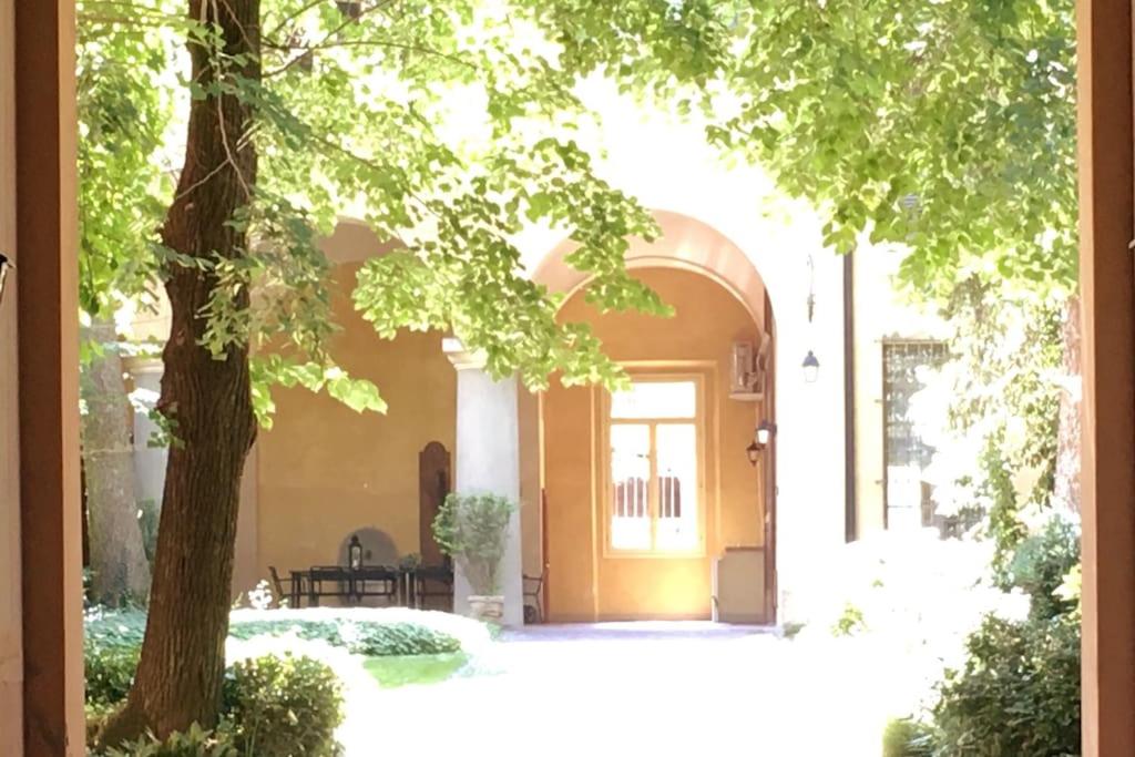 einen Zugang zu einem Haus mit einem Baum in der Unterkunft da Luigi - casa Sofia in Cremona