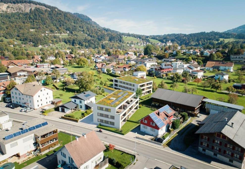 einen Luftblick auf eine kleine Stadt mit einer Straße in der Unterkunft Sonnige Wohnung mit schöner Aussicht in Wolfurt in Wolfurt