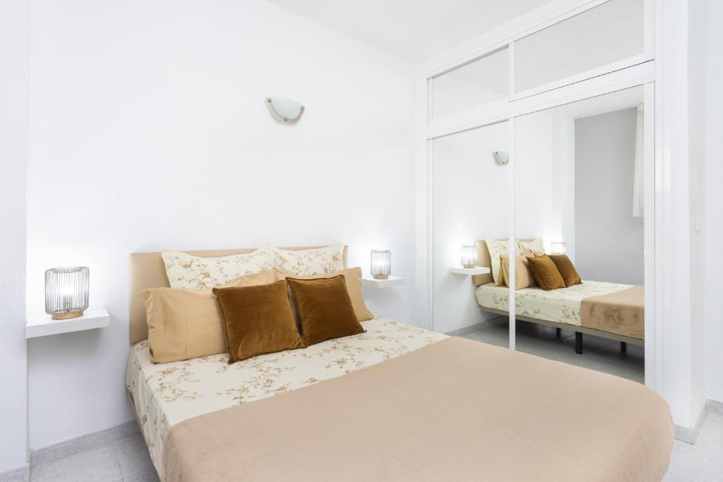 Postel nebo postele na pokoji v ubytování Seafront apartment just 200m from Las Vistas Beach