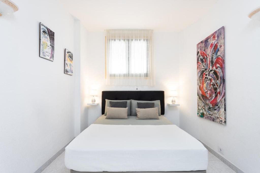 Postel nebo postele na pokoji v ubytování Seafront apartment just 200m from Las Vistas Beach
