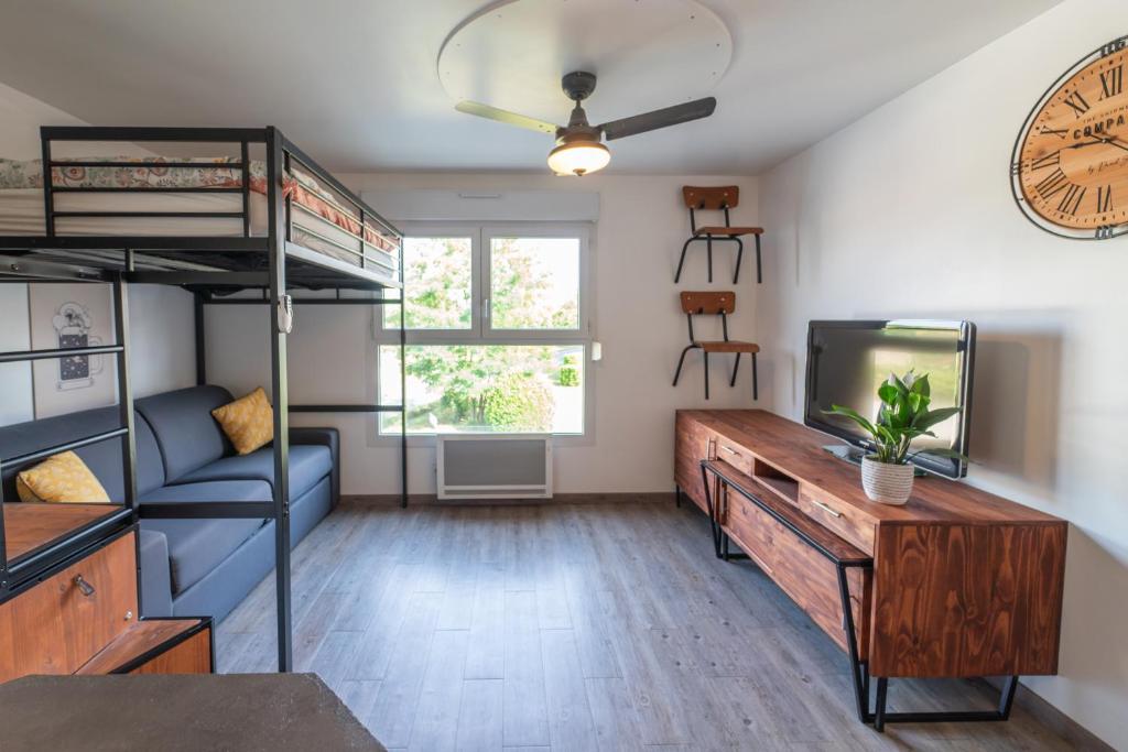 Il comprend un salon doté de lits superposés et d'une télévision. dans l'établissement Sympathique appartement au pied du Futuroscope, à Jaunay-Clan