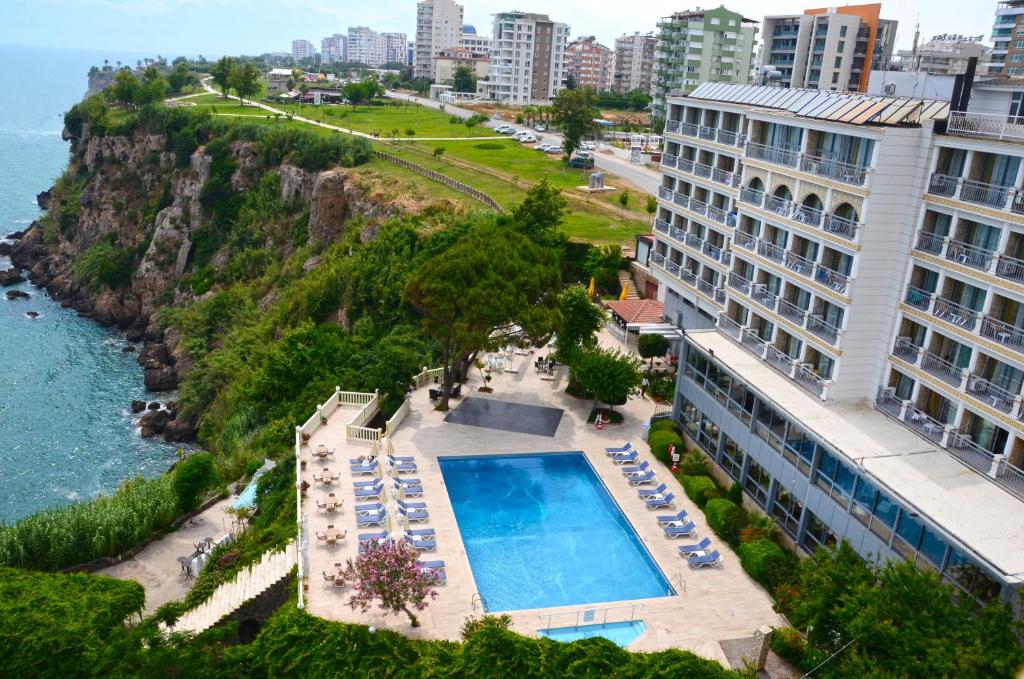 eine Luftansicht eines Hotels mit Pool in der Unterkunft Lara Otel in Antalya