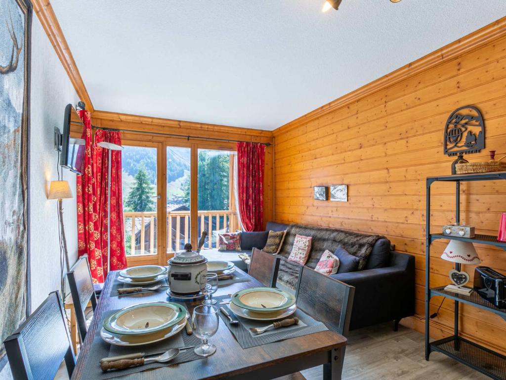 un salon avec une table et un canapé dans l'établissement Charmant 3 pièces avec balcon, vue, et WiFi à Val-d'Isère - FR-1-694-201, à Val dʼIsère
