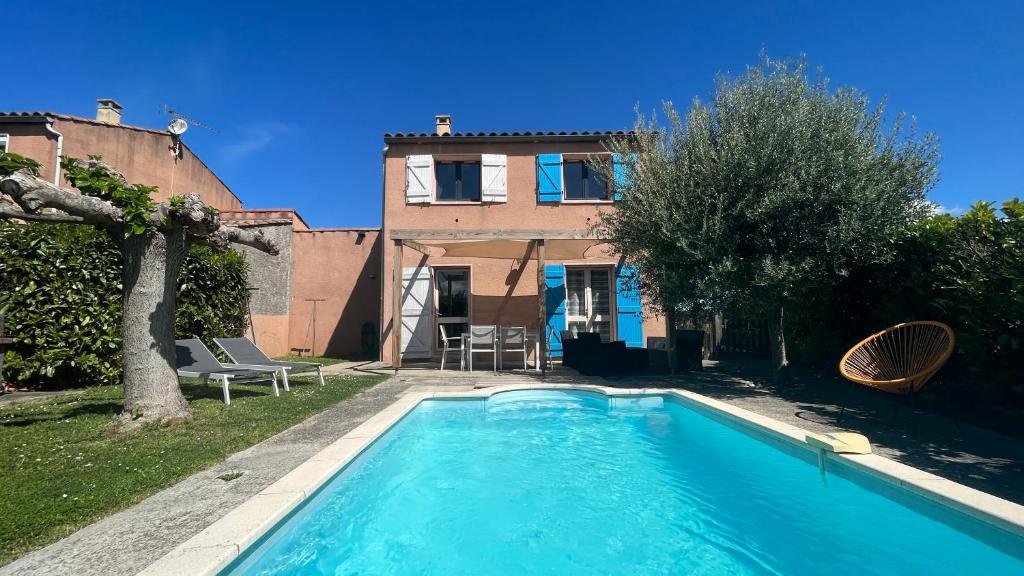 une piscine devant une maison dans l'établissement La petite Chocolatine, à Carcassonne
