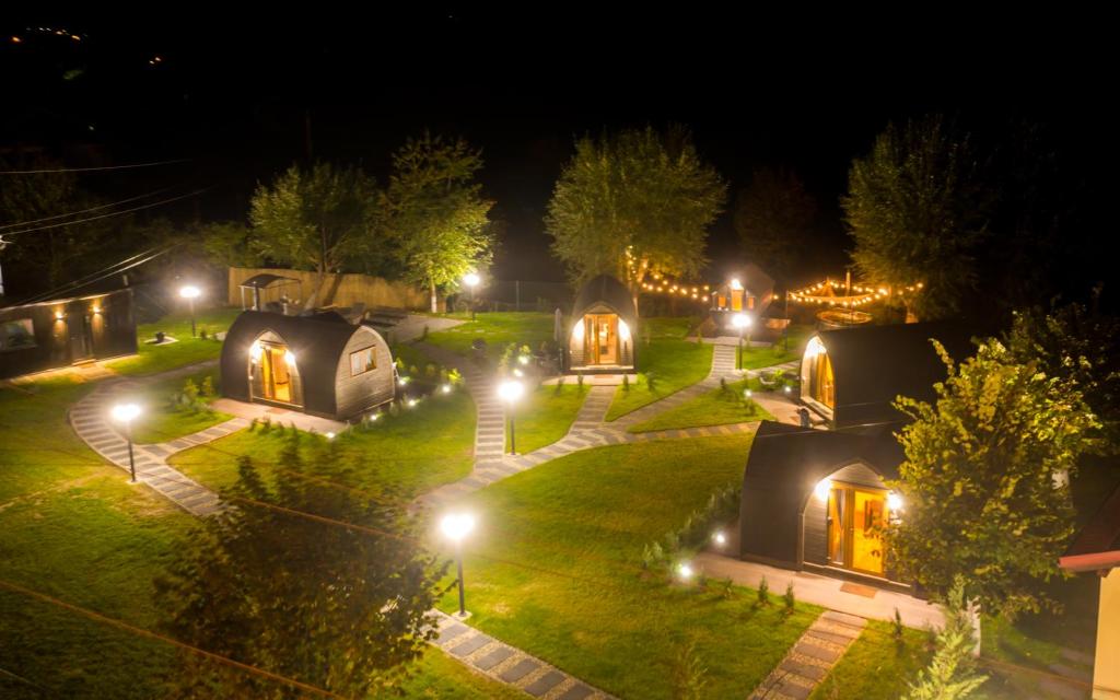 una vista aérea de un grupo de tiendas de campaña por la noche en Glamp In Style Pods Resort, en Bran