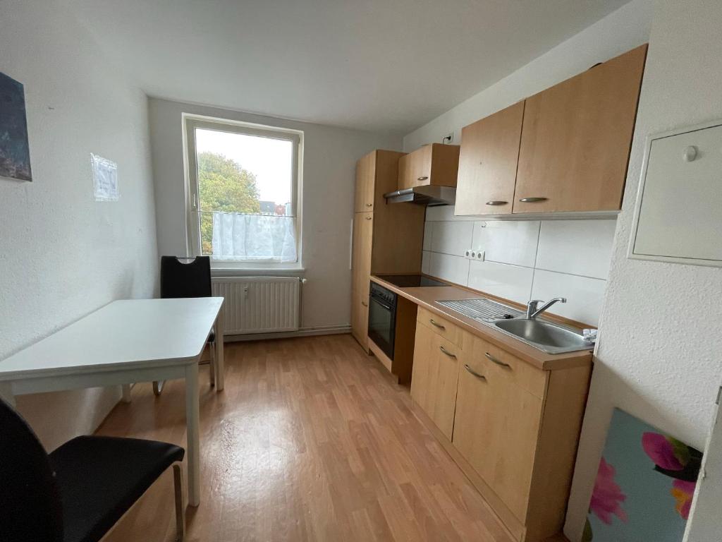 mała kuchnia ze zlewem i stołem w obiekcie Schöne einfache Ferienwohnung zentral in Wilhelmshaven w mieście Wilhelmshaven