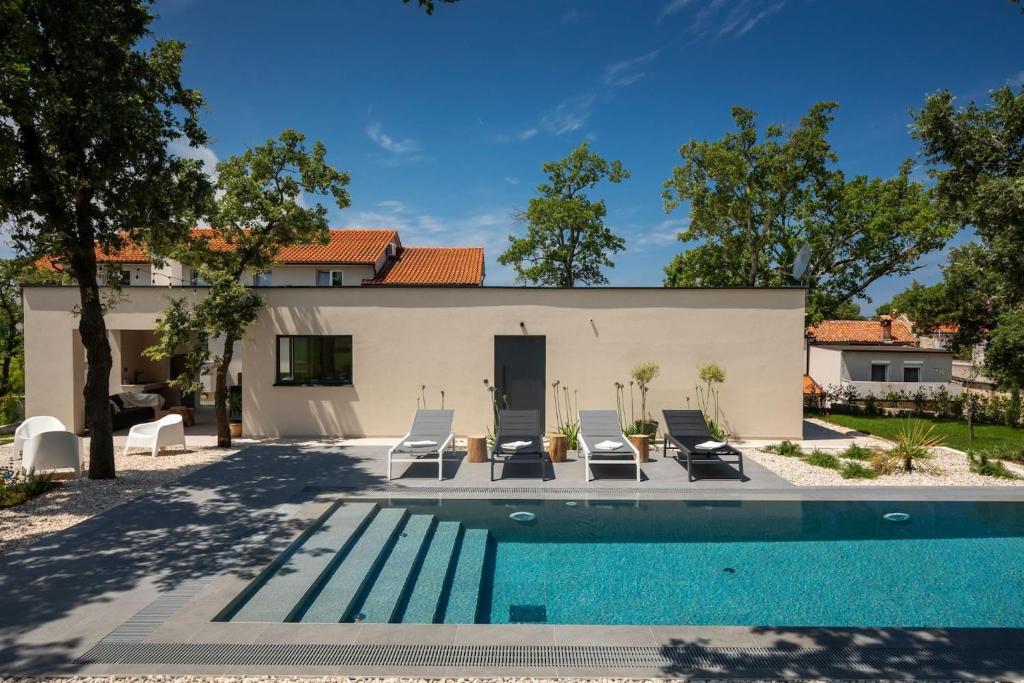 Modern villa Casetta Molindrio with pool in Porec tesisinde veya buraya yakın yüzme havuzu