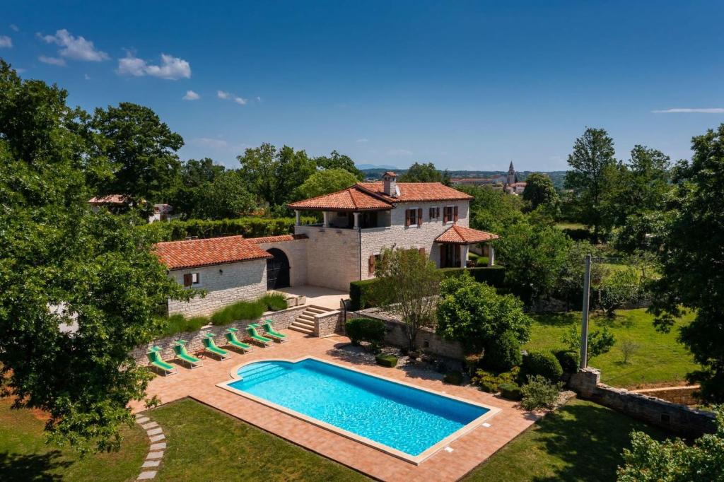 Πισίνα στο ή κοντά στο Rustic villa Catarina with pool in Tinjan