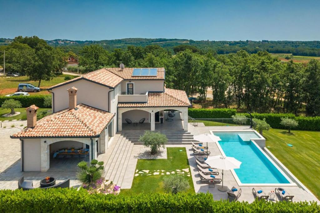 an aerial view of a house with a swimming pool at Family villa Maria with pool in Vizinada in Vranje Selo