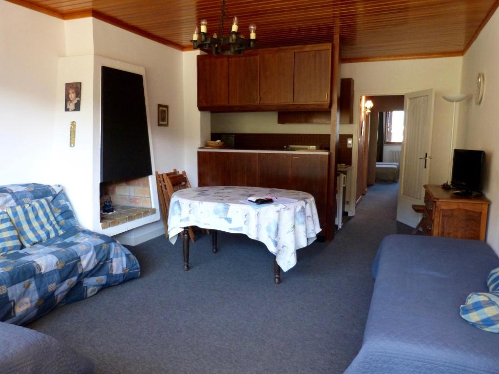 un salon avec une table et un canapé dans l'établissement Appartement T2 pied de pistes Génépi, à Uvernet