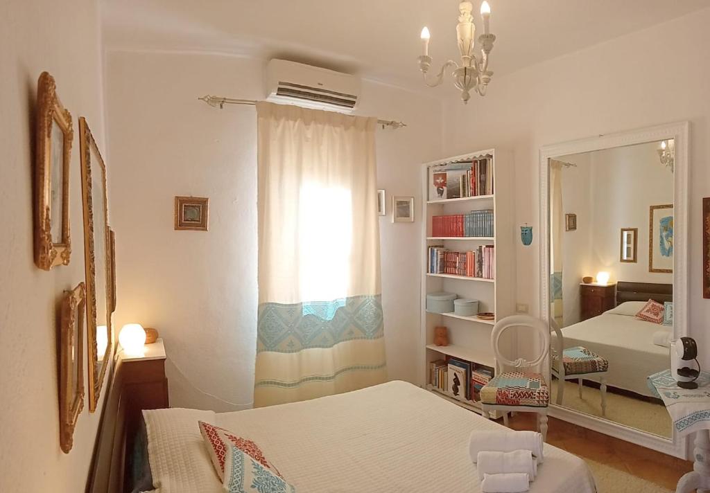 Porto Columbu - Perdʼe SaliにあるVilla Dollyのベッドルーム1室(ベッド2台、鏡、窓付)