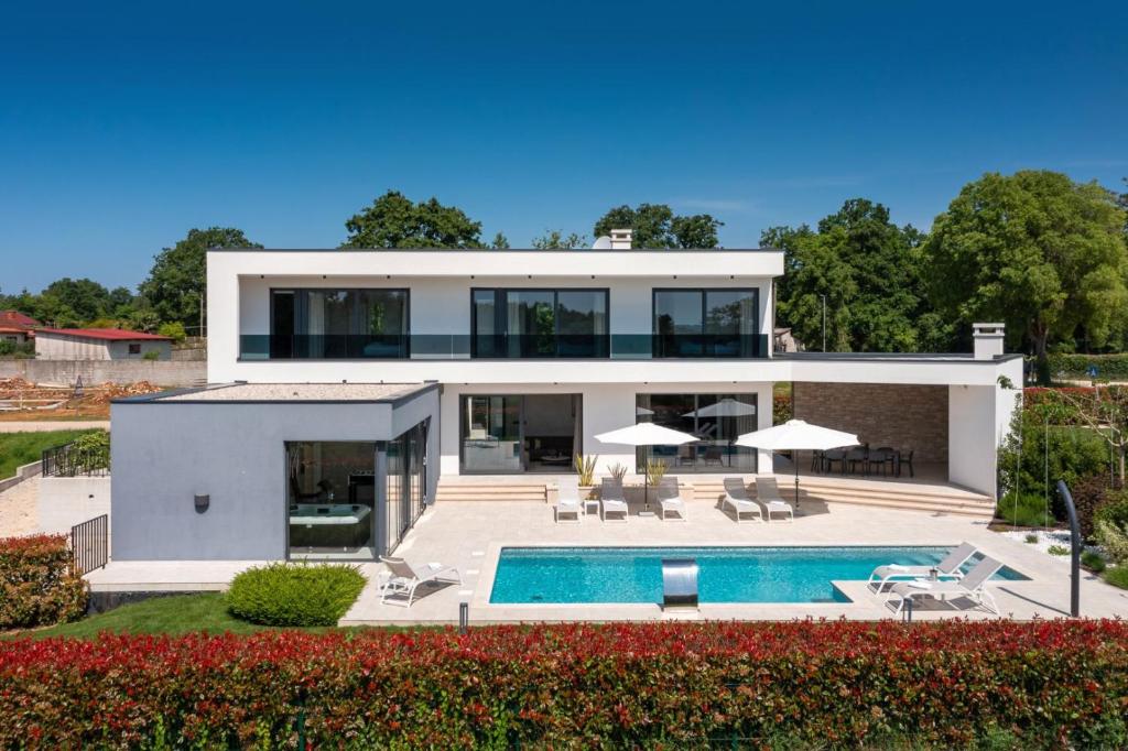 Bazén v ubytování Modern villa Blanka with pool and grill in Tinjan nebo v jeho okolí