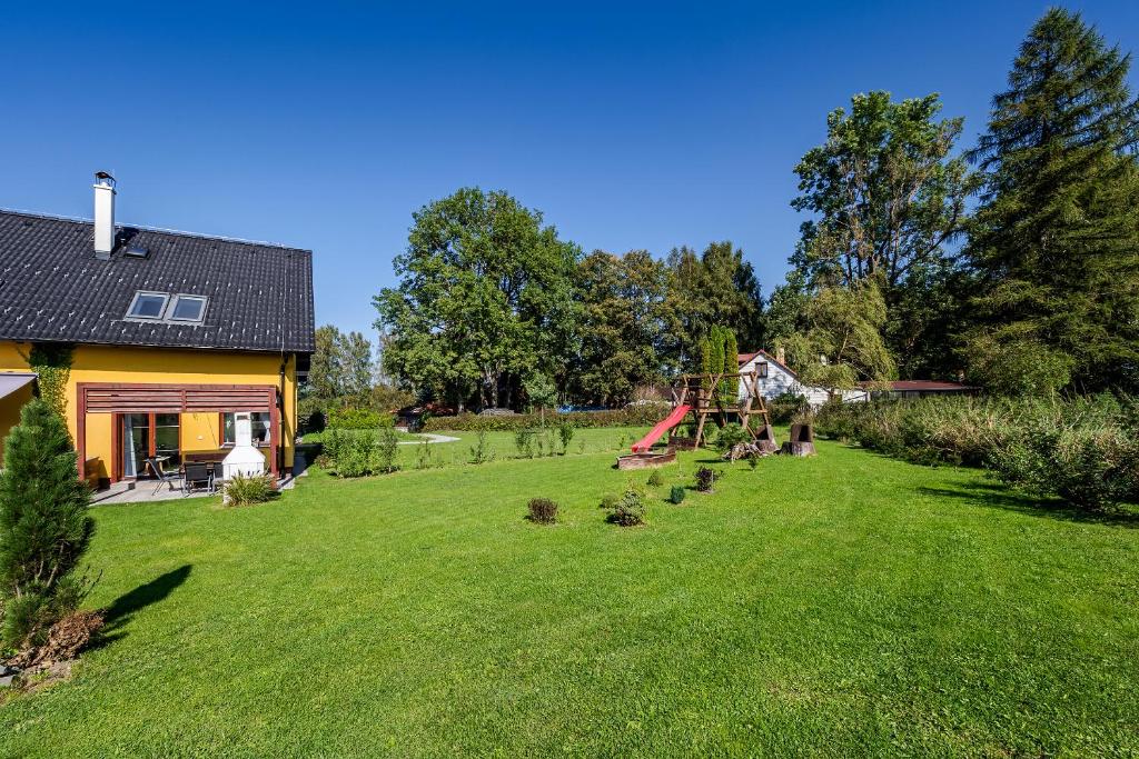 Ogród w obiekcie Apartmán Jasmin