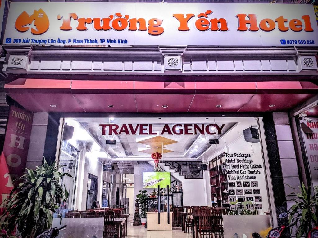 una señal de agencia de viajes en la parte delantera de un edificio en Trường Yến Hotel Ninh Bình en Ninh Binh