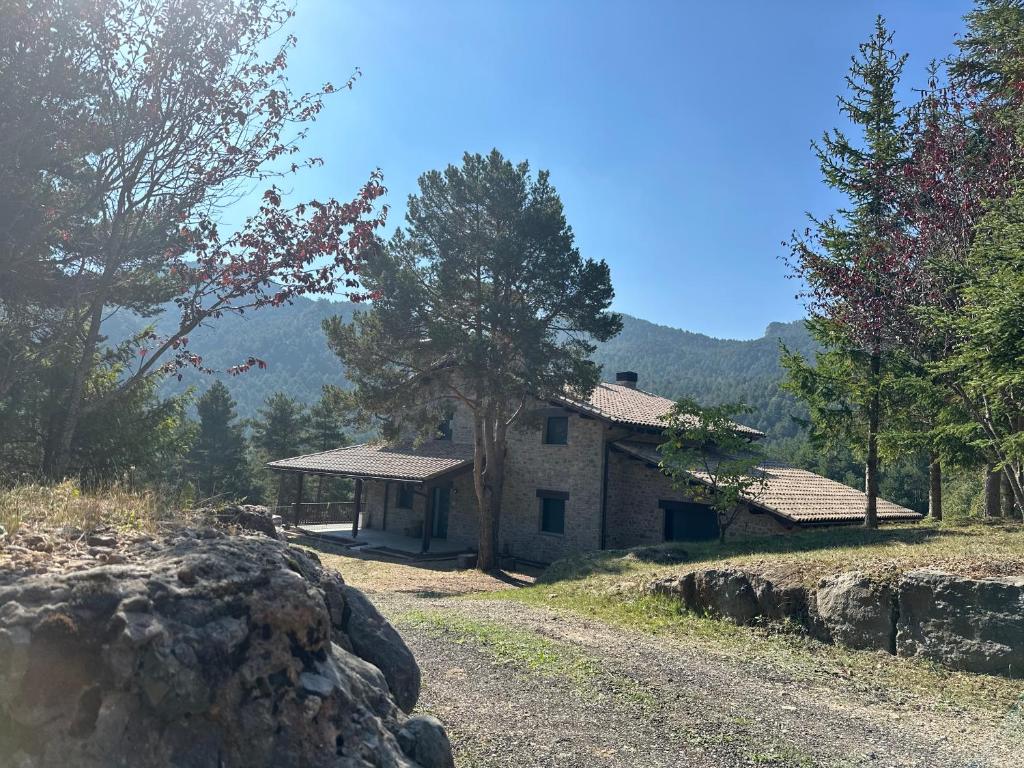 a house in the middle of a dirt road at Cal Manubens in Castellar del Riu