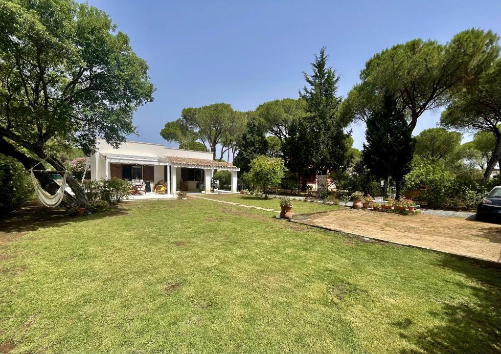 a house with a yard with a fire hydrant at Villa Maya in Pula
