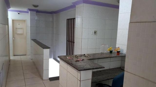 Habitación con baño con encimera y lavabo. en Bimba Hostel - Salvador - BA, en Salvador