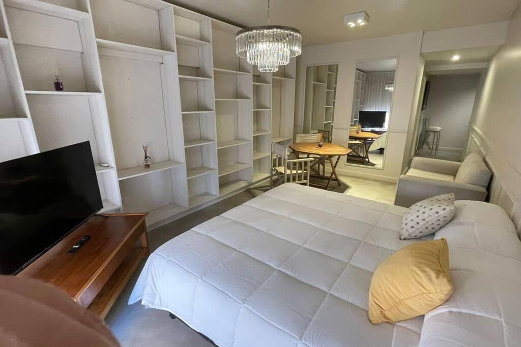 ブエノスアイレスにあるBelgrano chic, Echeverría y Arcosのベッドルーム(大きな白いベッド1台付)、リビングルームが備わります。