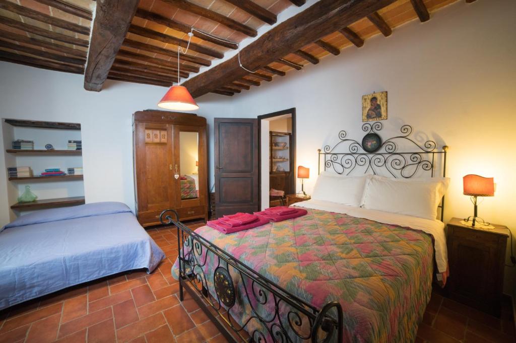 Giường trong phòng chung tại La Petronilla Appartamenti Montepetriolo