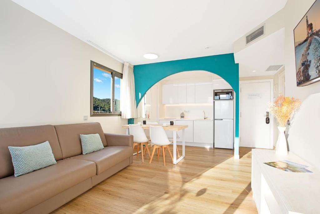 A kitchen or kitchenette at Aparthotel Odissea Park