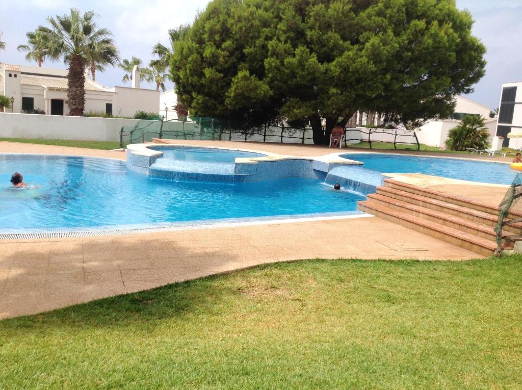 カラン・ボッシュにある2 bedrooms appartement at Ciutadella de Menorca 200 m away from the beach with shared pool and enclosed gardenの水中スイミングプール(2名用)