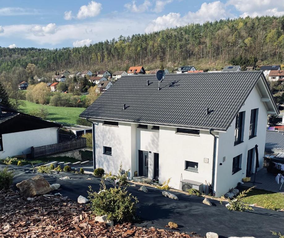 een luchtzicht op een wit huis bij Ferienwohnung Haus Mira 