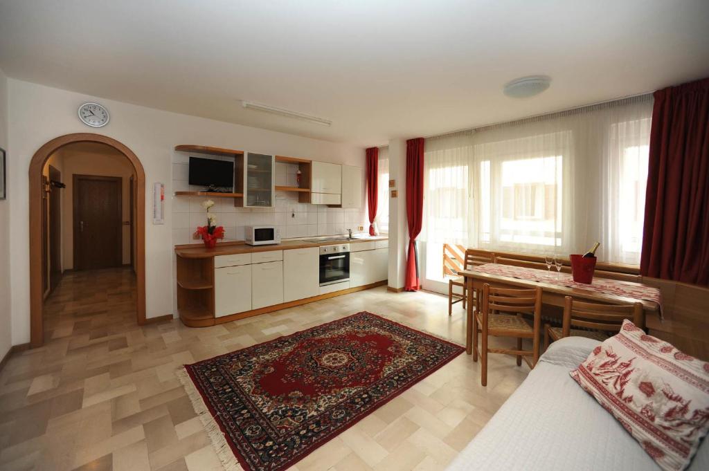sala de estar con cocina y comedor en Appartamento Dolomiti, en Predazzo