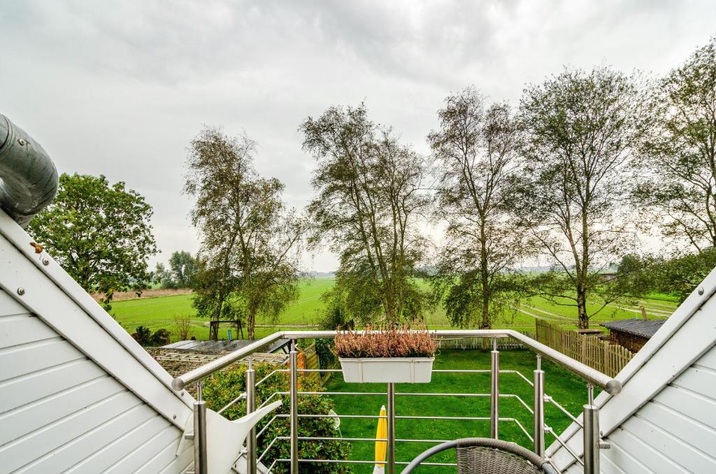 - un balcon avec vue sur un parcours de golf dans l'établissement Huus an´t Koornfeld Dachgeschoss, à Osteel