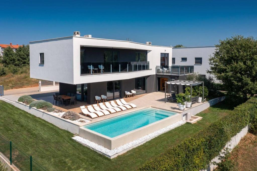 uma vista aérea de uma casa com piscina em Modern villa Cormoran with pool in Porec em Porec