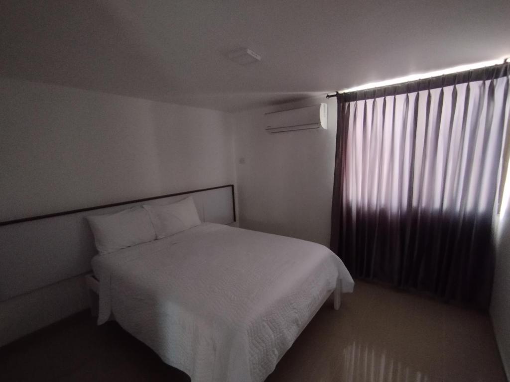 Postel nebo postele na pokoji v ubytování Riohacha III apartamento comodo y seguro perfectos para trabajar o vacacionar con balcón FRENTE AL MALECON