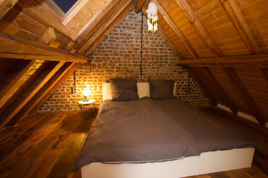 ein Schlafzimmer mit einem Bett im Dachgeschoss in der Unterkunft Mini-Loft in schöner Voreifel in Mechernich