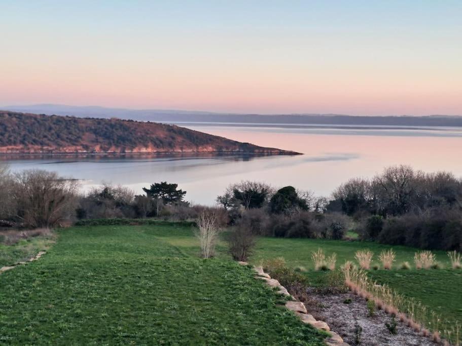 une vue sur une grande étendue d'eau dans l'établissement La Pointe sur l'eau - Vue mer - Piscine intérieure, à Plougastel-Daoulas