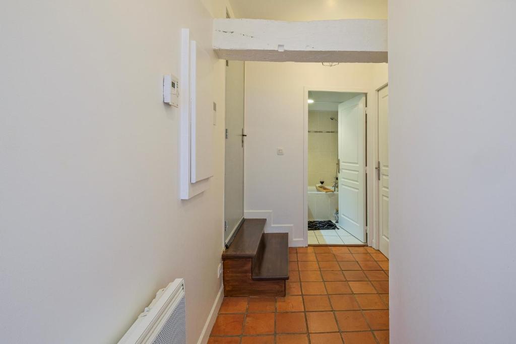 a hallway with a stairway leading to a bathroom at Numéro 6 - Place Nationale - Wifi et Fibre in Montauban